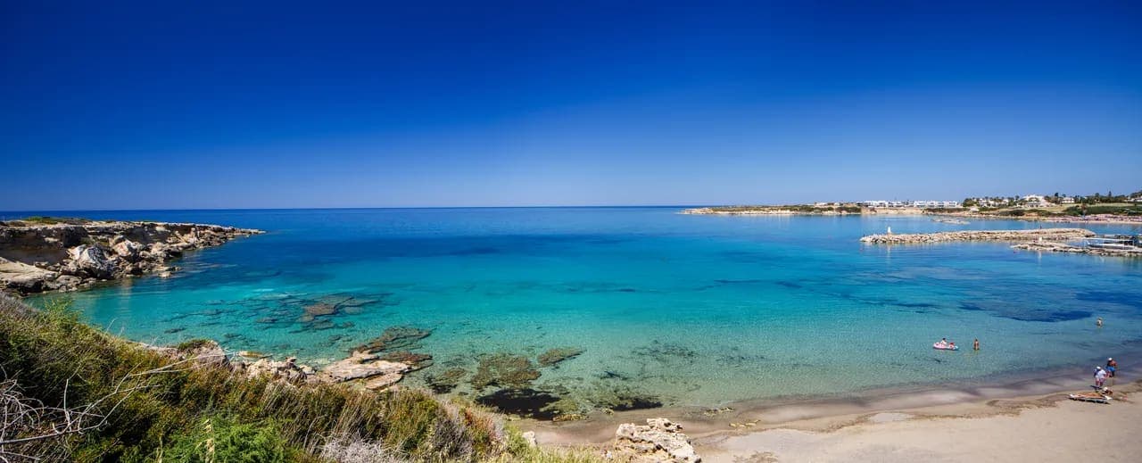 Panorama over de kustlijn van Cyprus met turquoise zee en kliffen