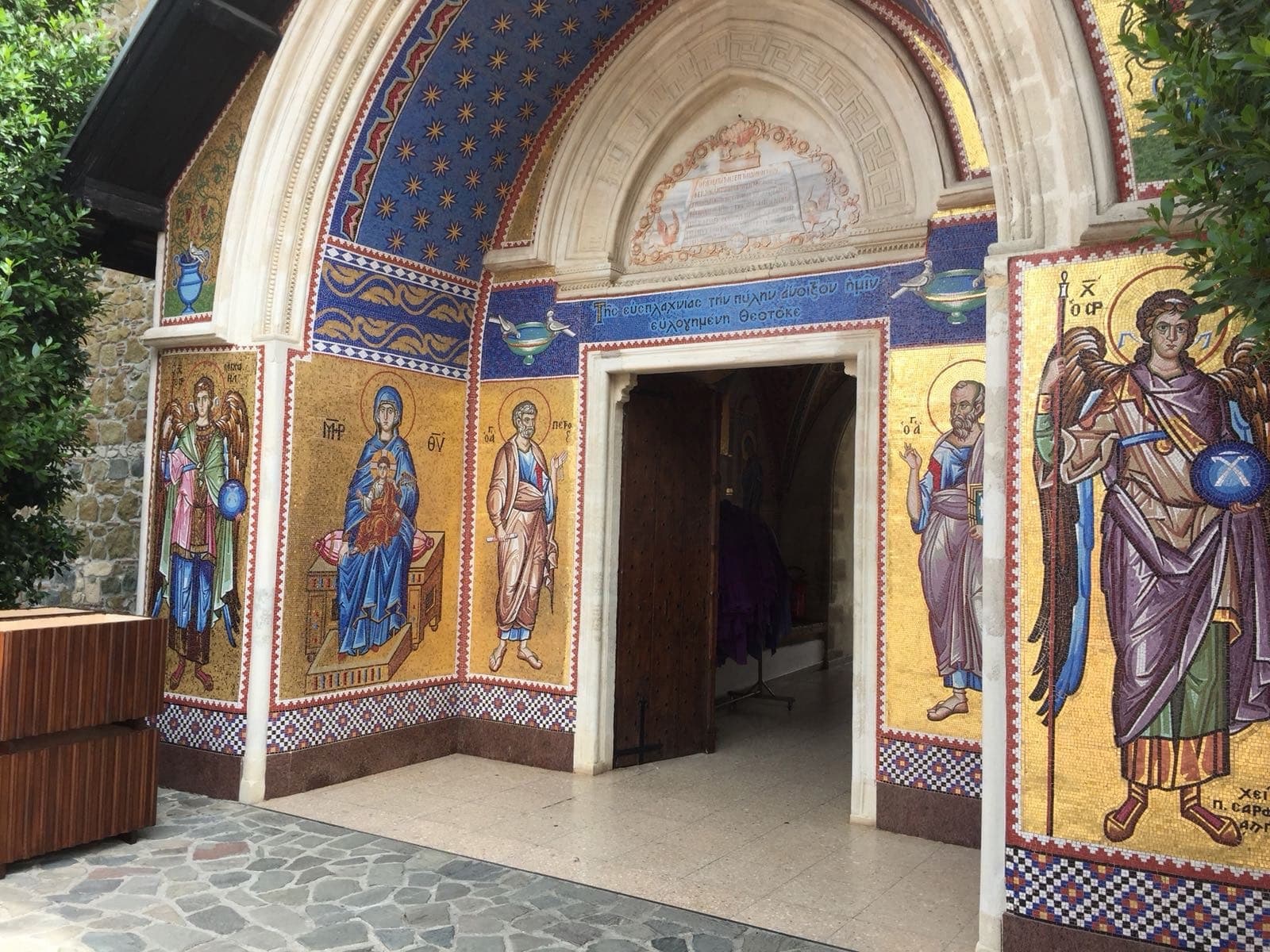 Gouden mozaïeken in de kloostergang van het Kykkos-klooster, Troodosgebergte, Cyprus