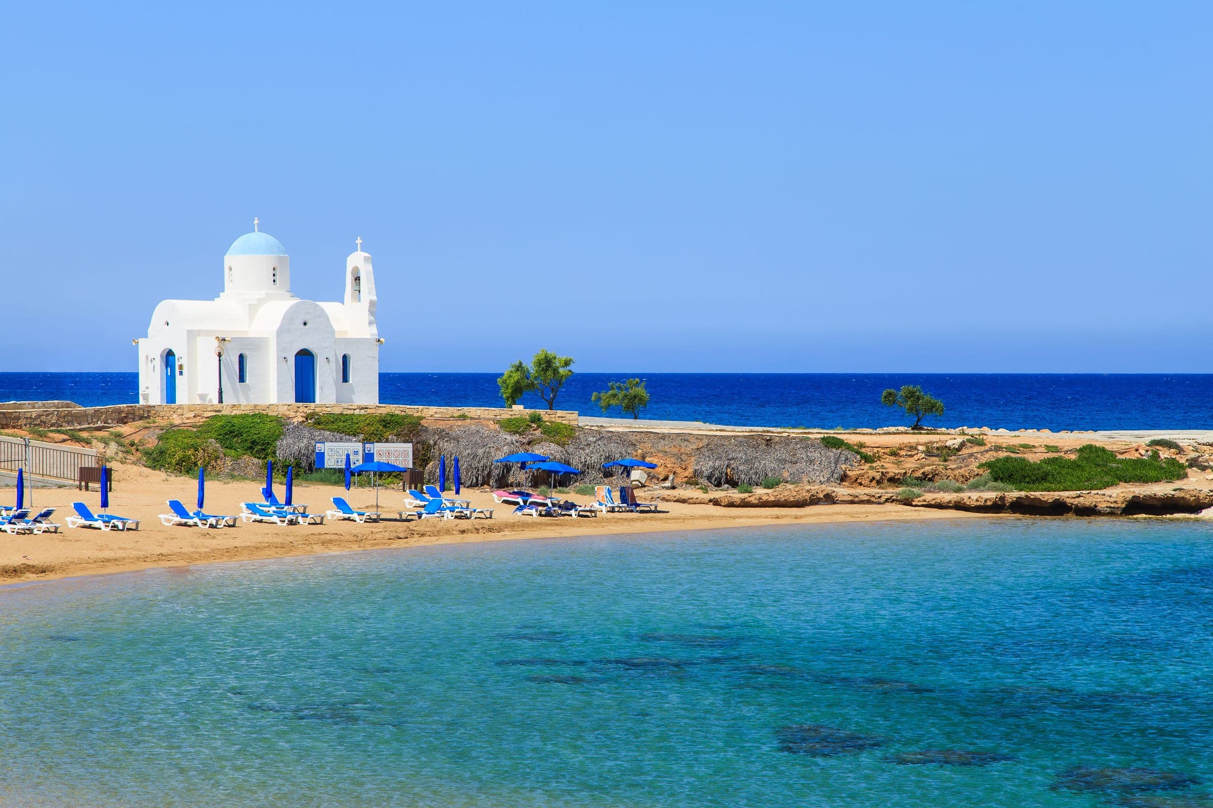 De kust en heldere zee bij Protaras