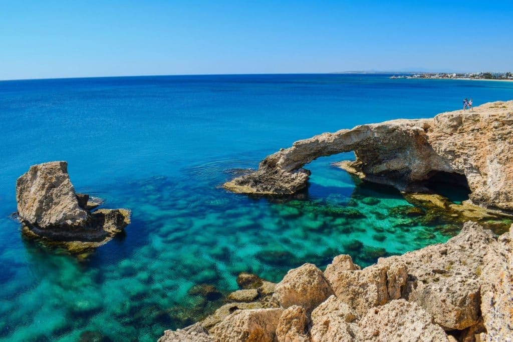 Turquoise zee en natuurlijke rotsboog bij de sea caves van Agia Napa, Cyprus